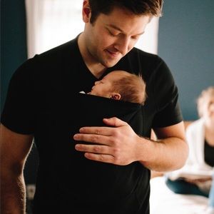 NWOT Men’s Lalabu baby-wearing Dad Shirt